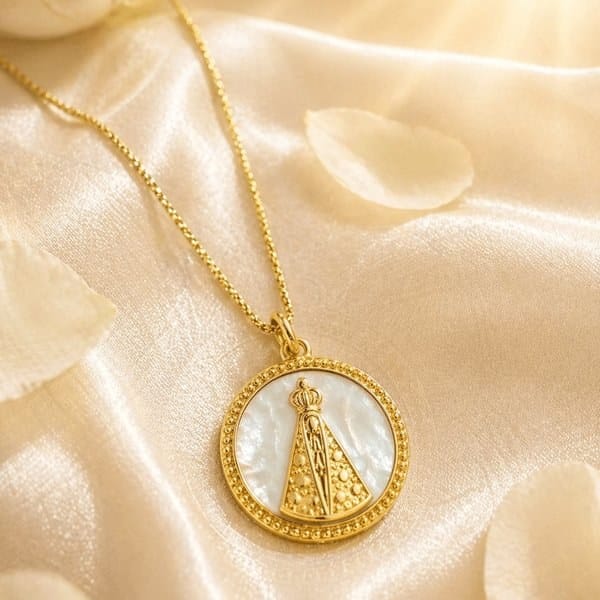 Colar com medalha de Nossa Senhora Aparecida dourada